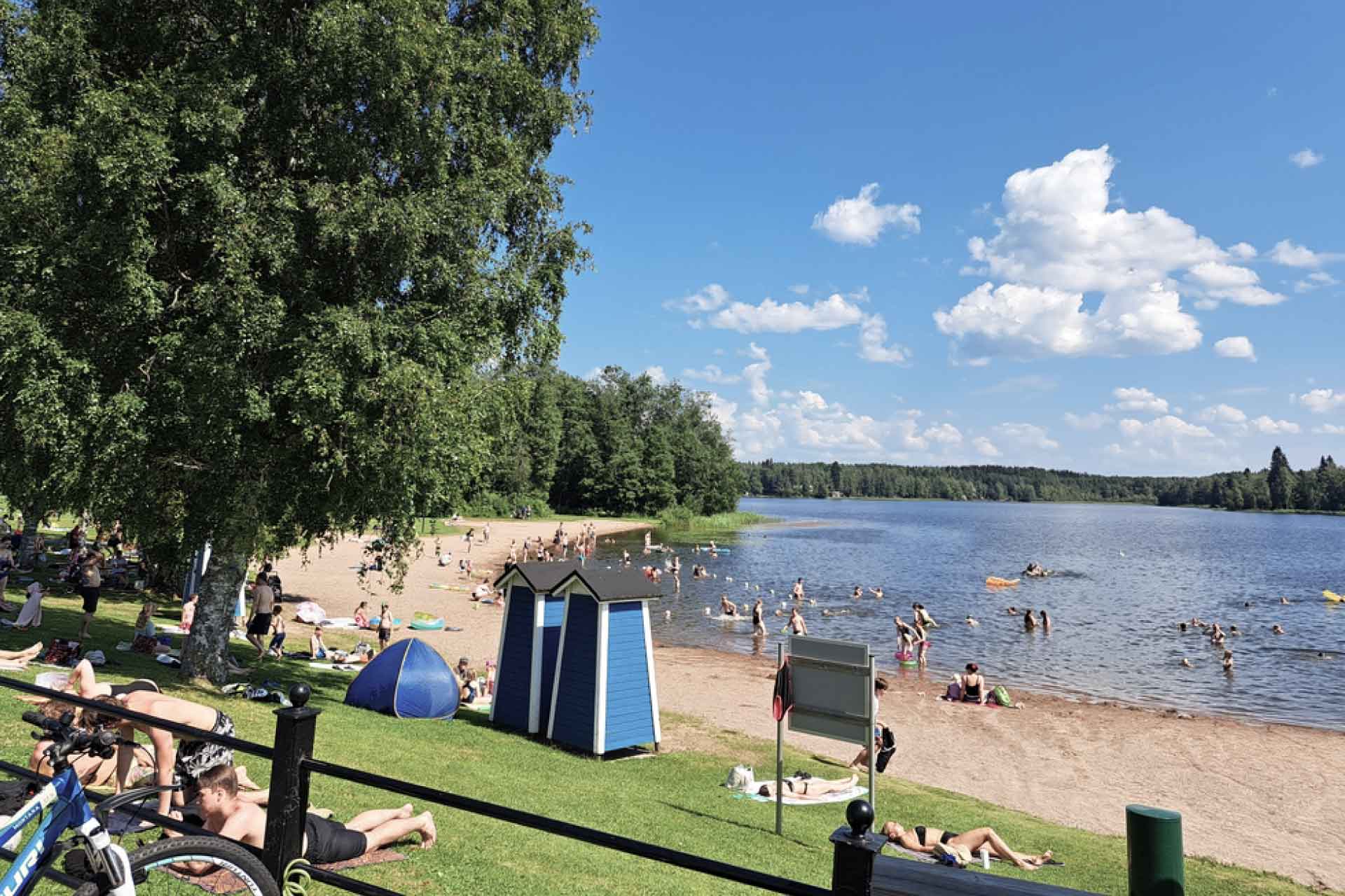 Visit Ylöjärvi: Inspiroidu – Lähde lähiseikkailulle Tampereen kaupunkiseudun kuntiin! Kuvassa Räikän uimaranta kesällä.